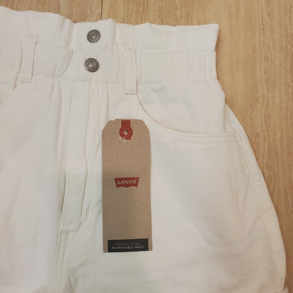 Levi’s High Rise White Shorts - Picture 7 of 8